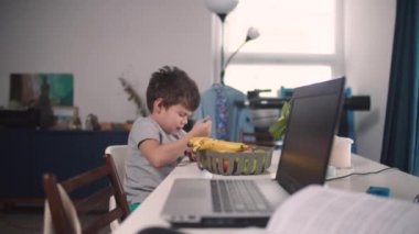 Bebek elinde çatalla yemek yiyor.