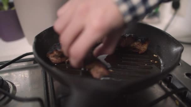 तपकिरी पॅनमध्ये शिजवलेले मांस — स्टॉक व्हिडिओ