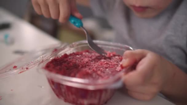 Bebê come com um garfo na mão — Vídeo de Stock
