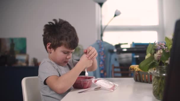 Baby eats with a fork in his hand — Stock Video