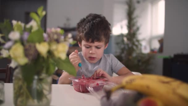 Bebé come con un tenedor en la mano — Vídeo de stock