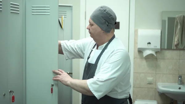 Aşçı giyinip mutfağa gider.