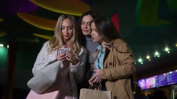 Três namoradas com bilhetes para o cinema — Vídeo de Stock