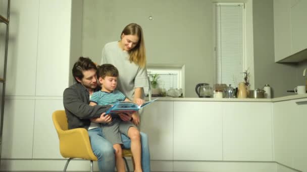 台所で幸せな家族 — ストック動画