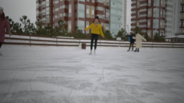 Dos chicas patinan sobre hielo — Vídeo de stock