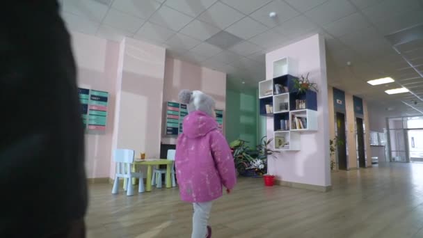 Rodzice z dzieckiem w korytarzu budynku mieszkalnego — Wideo stockowe