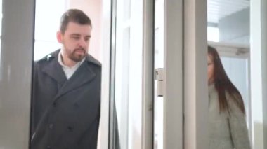 Çocuklu bir aile eve girer.