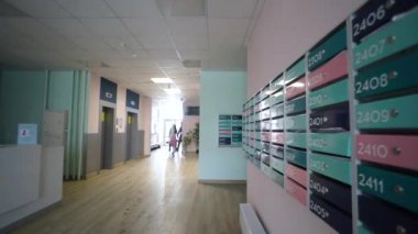 Çocuklu bir aile bir apartmanın asansörüne biner.