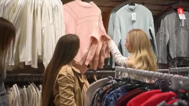 3人の彼女が店内で服を選ぶ — ストック動画