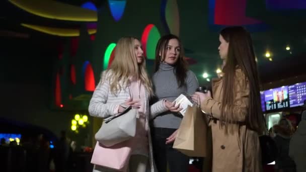 Drei Freundinnen mit Kinokarten — Stockvideo