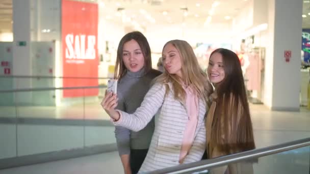 Tres chicas se toman un selfie en un centro comercial — Vídeos de Stock