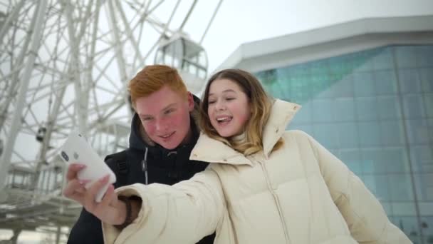 Facet i dziewczyna zrobić selfie na ulicy — Wideo stockowe