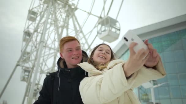 Facet i dziewczyna zrobić selfie poza centrum handlowym — Wideo stockowe