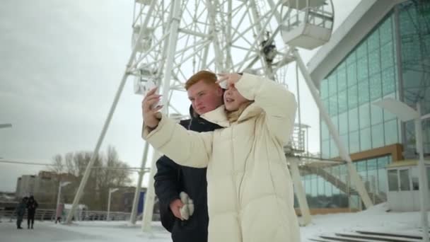 Facet i dziewczyna zrobić selfie poza centrum handlowym — Wideo stockowe