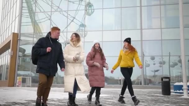 Friends walk down the street holding hands — Stock Video