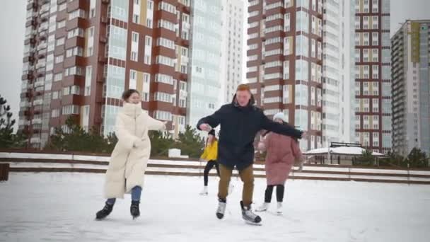 Amigos patinan en una pista de calle — Vídeos de Stock