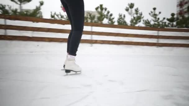 Mädchen skatet auf einer Eisbahn — Stockvideo