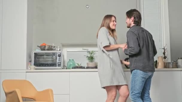 Chica con un chico bailando en la cocina — Vídeos de Stock