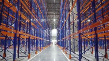 Büyük metal rafları olan büyük bir depolama alanı