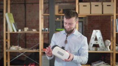 Avrupalı bir adam sanal gerçeklik gözlüğü takıyor.