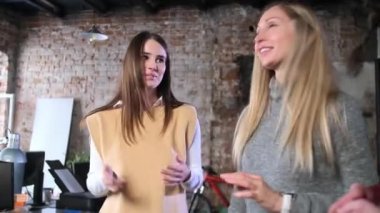 İki kız ve bir erkek tartışırken eğleniyorlar.