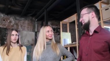 İki kız ve bir erkek tartışırken eğleniyorlar.