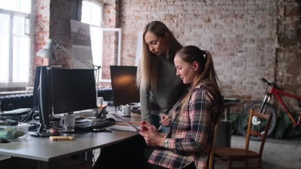 Duas raparigas mulheres europeias no trabalho discutem o projecto — Vídeo de Stock