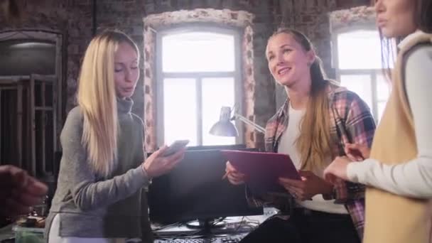 Trois filles et un gars discutant d'un projet de travail — Video