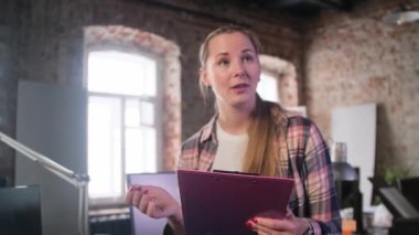 Ofis müdürü çalışanların tepkilerini kaydediyor.