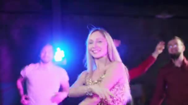 Κορίτσι με γυαλιστερή μπλούζα χορεύει — Αρχείο Βίντεο