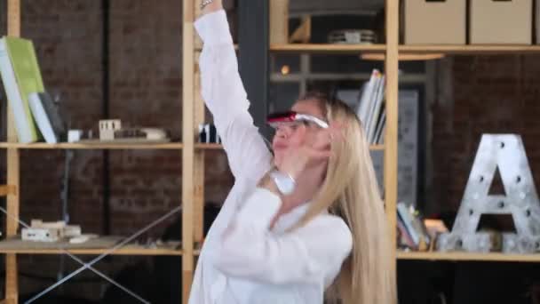 Girl in virtual reality glasses dancing — Stock Video