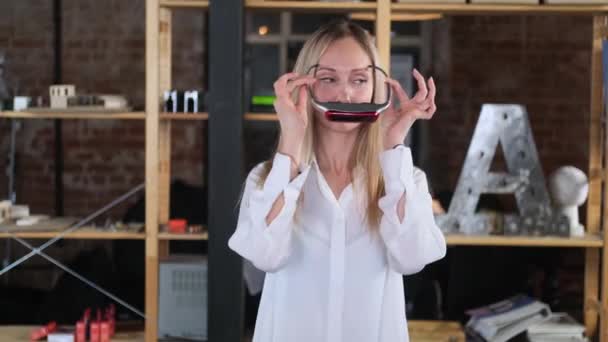 Menina usa óculos de realidade virtual — Vídeo de Stock