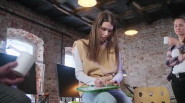 Ofis çalışanları bir projeyi tartışıyorlar