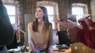 Ofis çalışanları bir projeyi tartışıyorlar