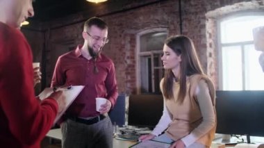 Ofis çalışanları bir projeyi tartışıyorlar