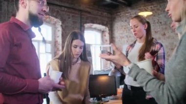 Ofis çalışanları bir projeyi tartışıyorlar