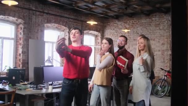 Employés de bureau prennent un selfie avec un cadeau — Video
