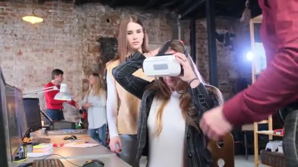 Empleado usa gafas de realidad virtual — Vídeos de Stock