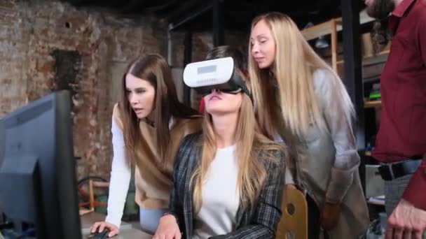 Büroangestellte mit Virtual-Reality-Brille — Stockvideo