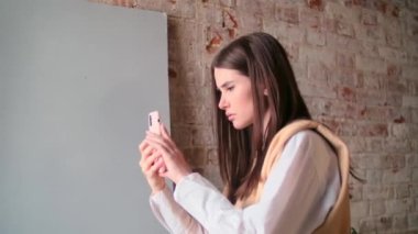 Avrupalı kız telefonla fotoğraf çekiyor.