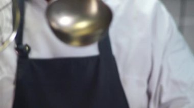 Şef turpları keser ve tadına bakar.