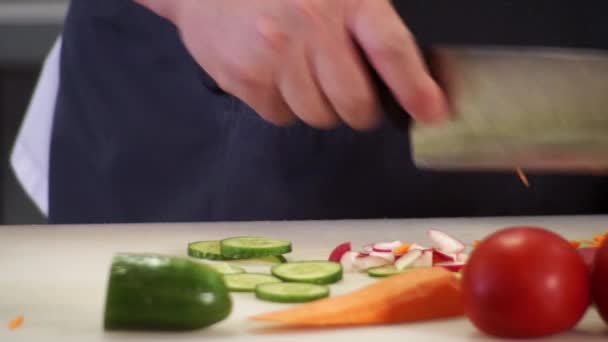 Chef versnippert een groot wortelmes — Stockvideo