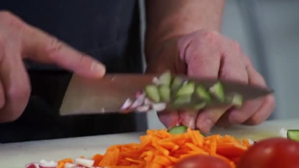 Chef tritura pepino con un cuchillo grande — Vídeos de Stock