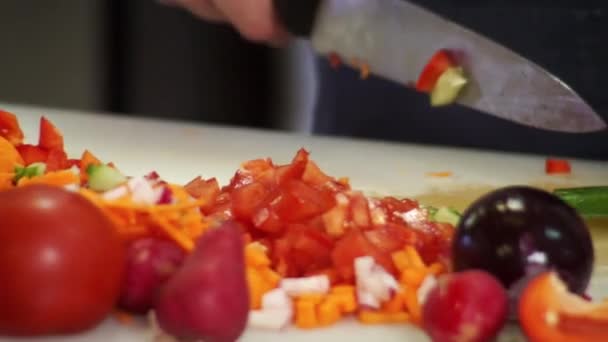 Chef strimlad gurka med en stor kniv — Stockvideo