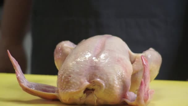 Chicken lies on a cutting board — Stock Video