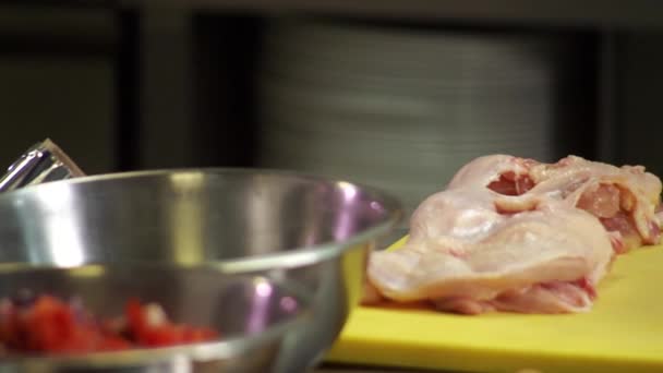 Embalaje de pollo en rodajas en la película — Vídeos de Stock