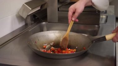 Pişirme tavada sebze pişirir.