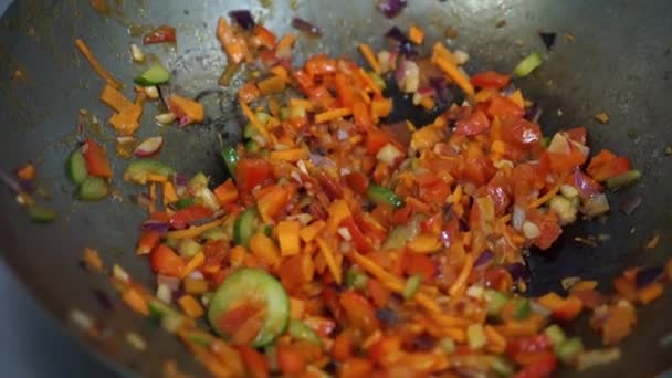 Vegetables stewed in a black frying pan — Stock Video