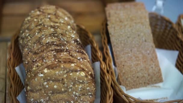 Ψωμί κομμένο σε φέτες διαφόρων ειδών — Αρχείο Βίντεο
