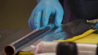 Şef rulo köfte için folyoyu açar.